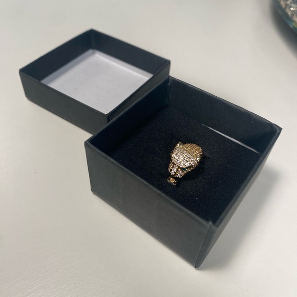 Elegant Gold Panther Ring with Crystal Details - Picture 7 of 8